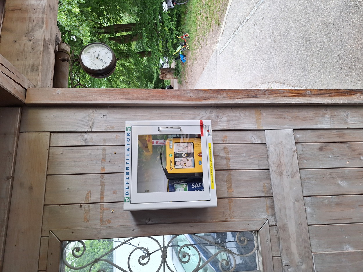 Ein Defibrillator kann Leben retten. 
